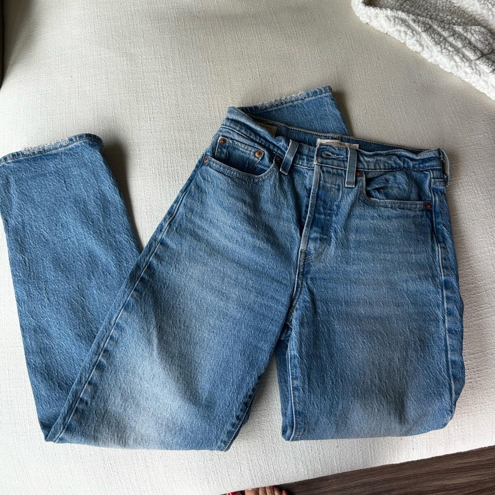 Levi’s wedgie size 25. Great condition